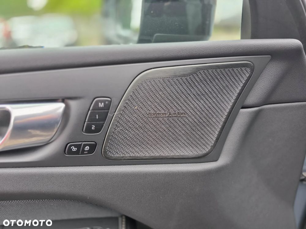 Volvo XC 60 B4 D AWD Plus Dark - 12