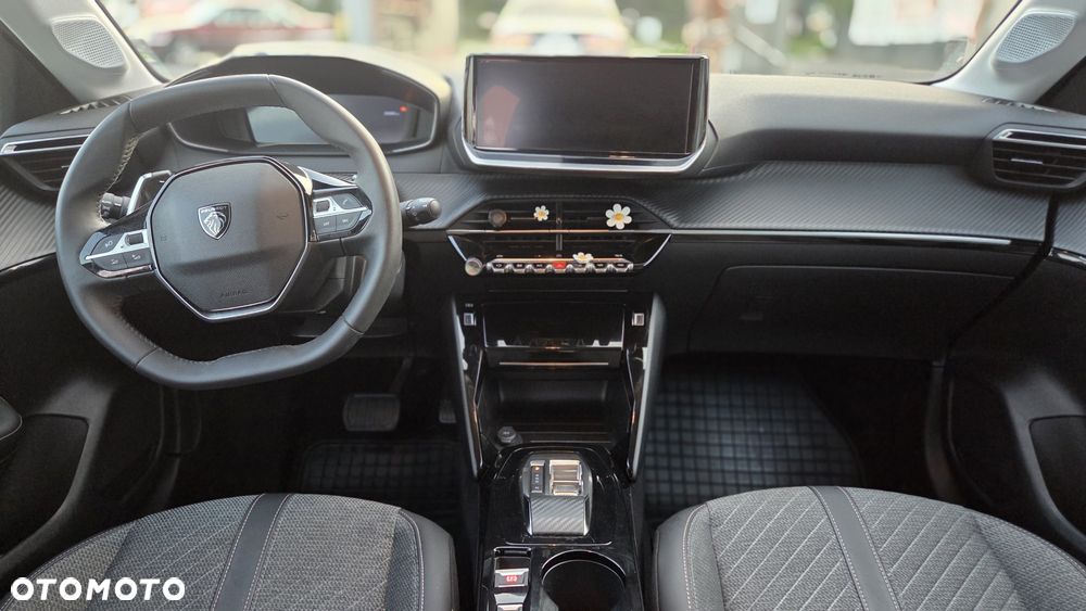Peugeot 208 - 8