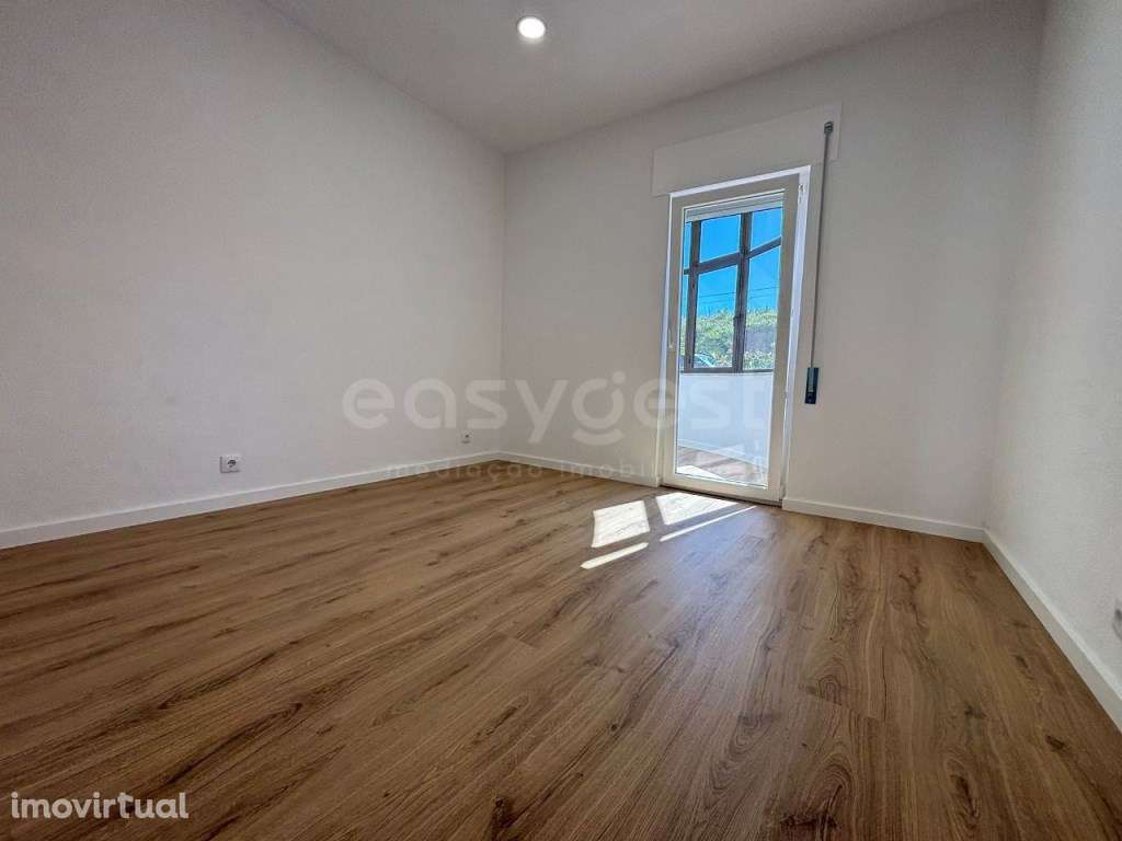 Apartamento T2 com 2 Varandas e Lugar de Parqueamento Coberto - Grande imagem: 4/14