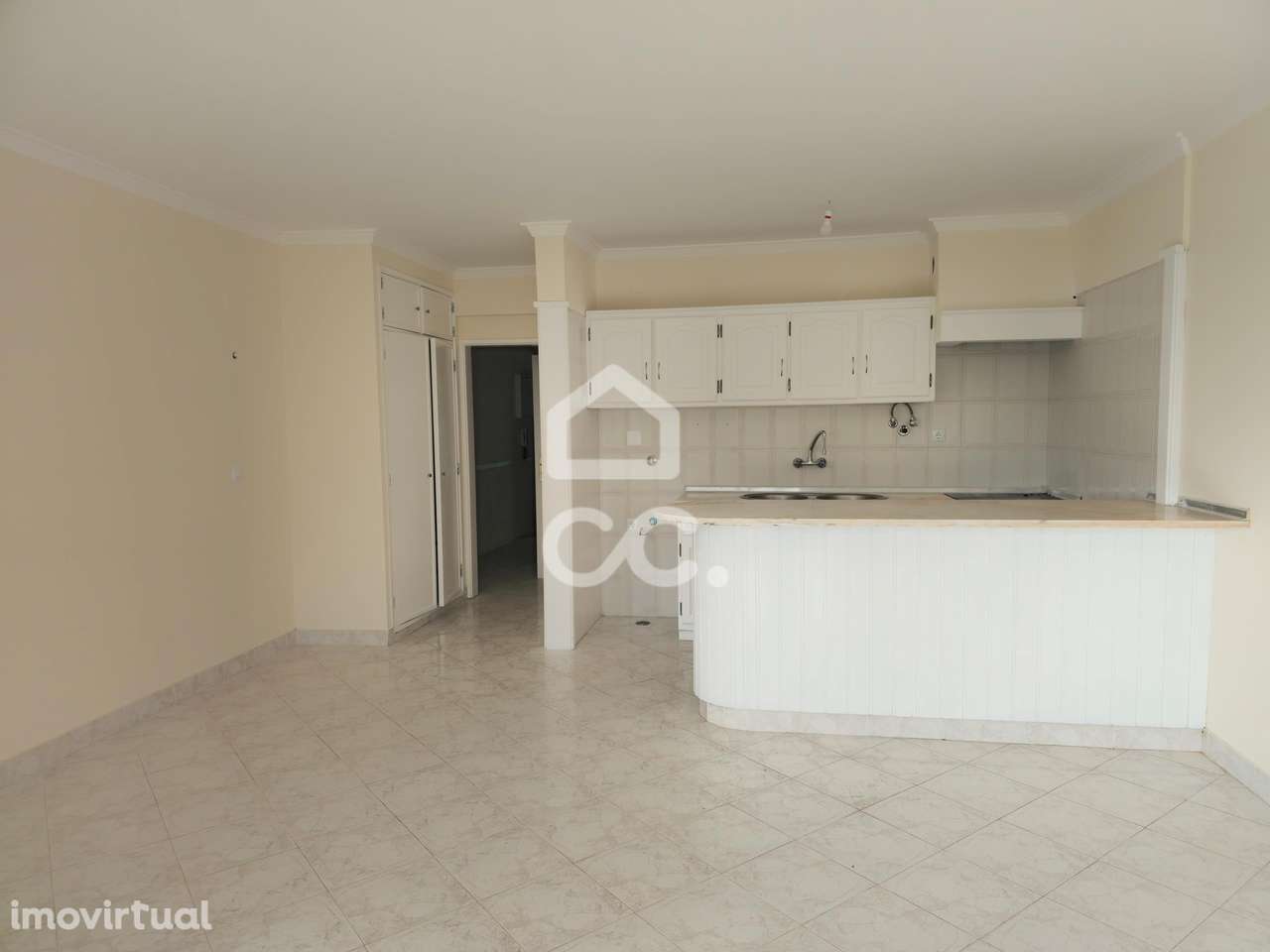Apartamento T1 com varanda e parqueamento | Cozinha equipada - Grande imagem: 2/15