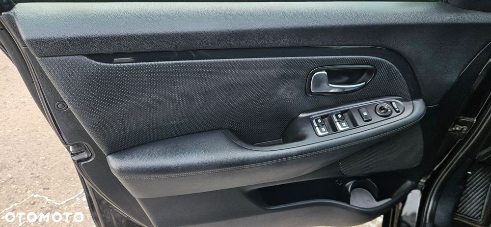 Kia Carens 1.7 CRDi 136 Dream Team Edition - 36