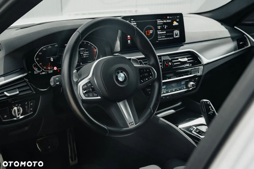 BMW Seria 5 520d xDrive Touring M Sport Edition - 19