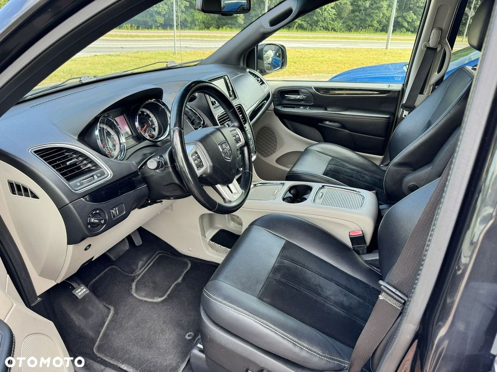Dodge Grand Caravan - 16