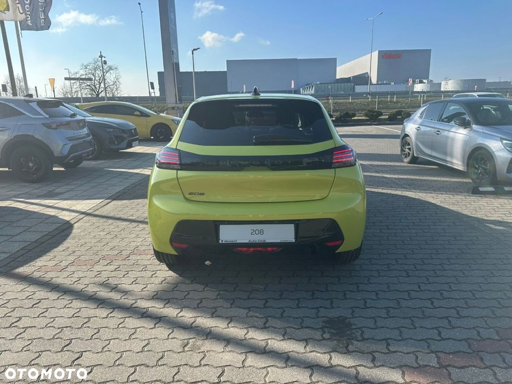Peugeot 208 - 8