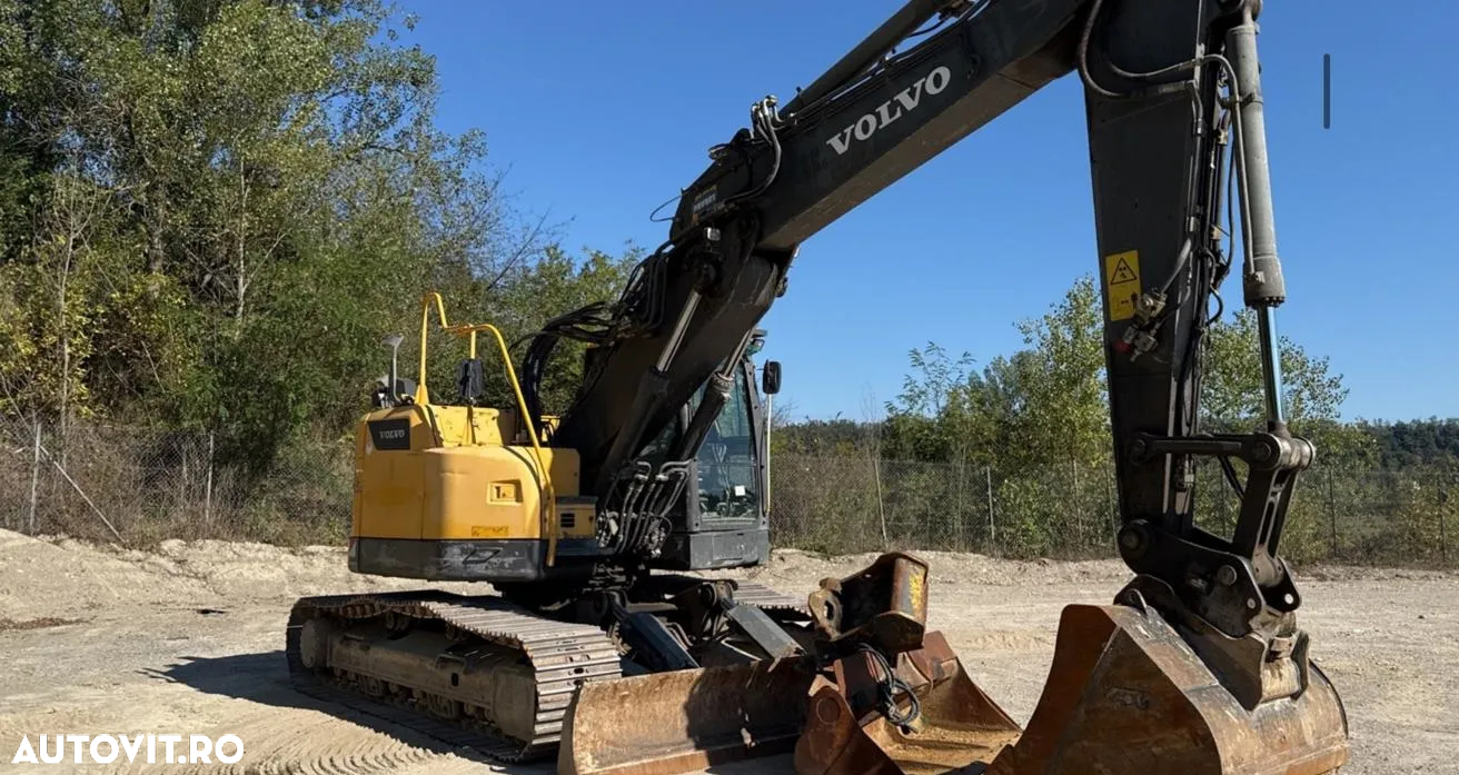 Volvo ECR 235 DL Excavator pe senile - 4