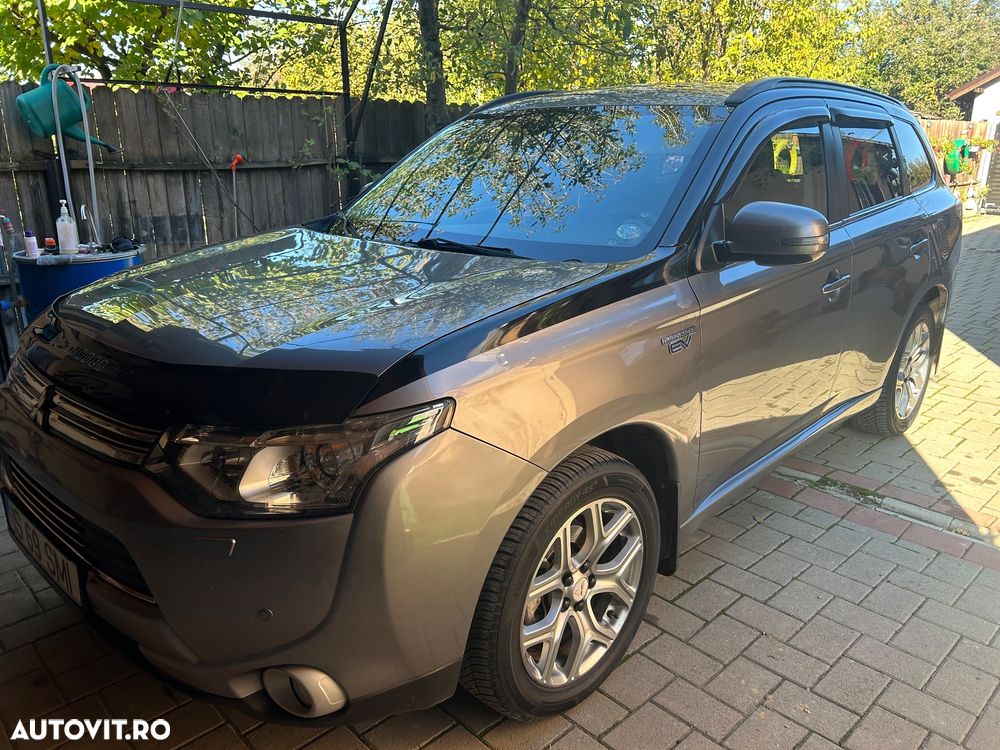 Mitsubishi Outlander - 2