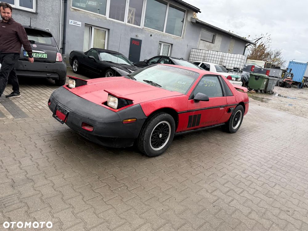 Pontiac Fiero - 1