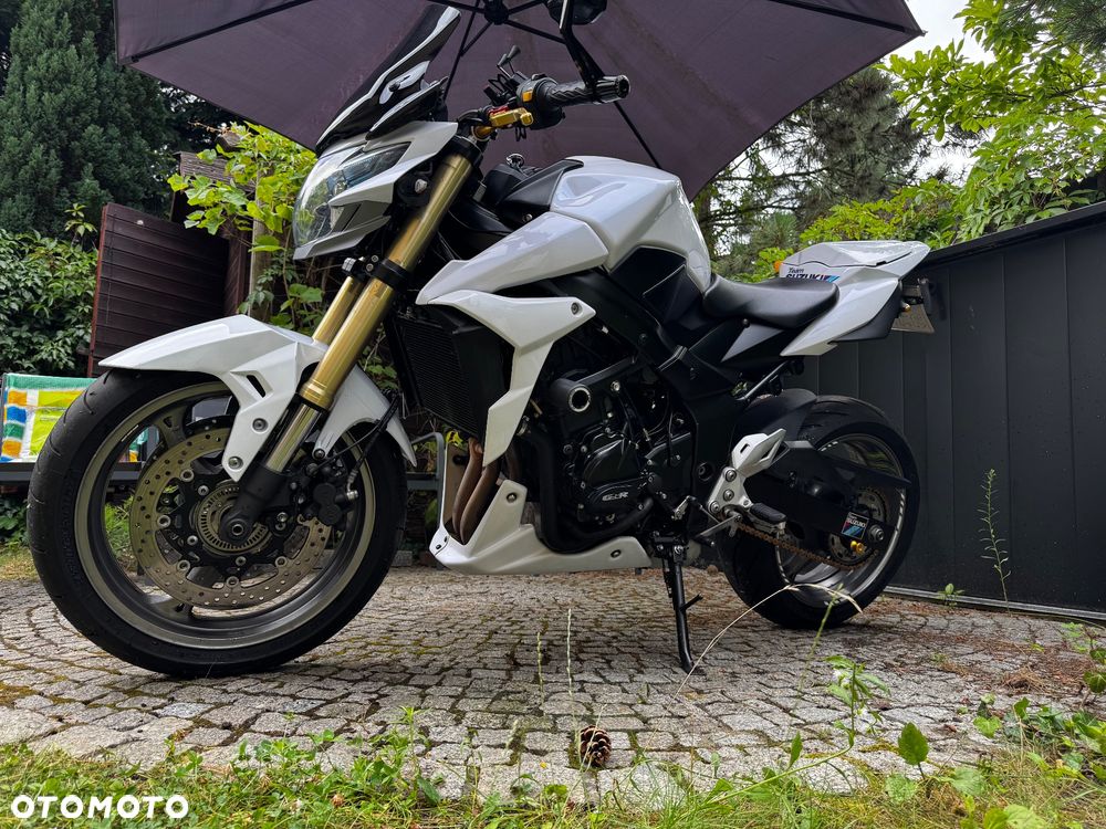 Suzuki GSR - 4