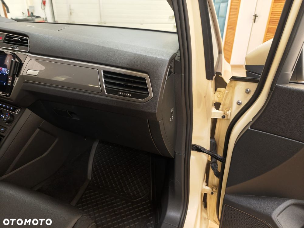 Volkswagen Touran - 22