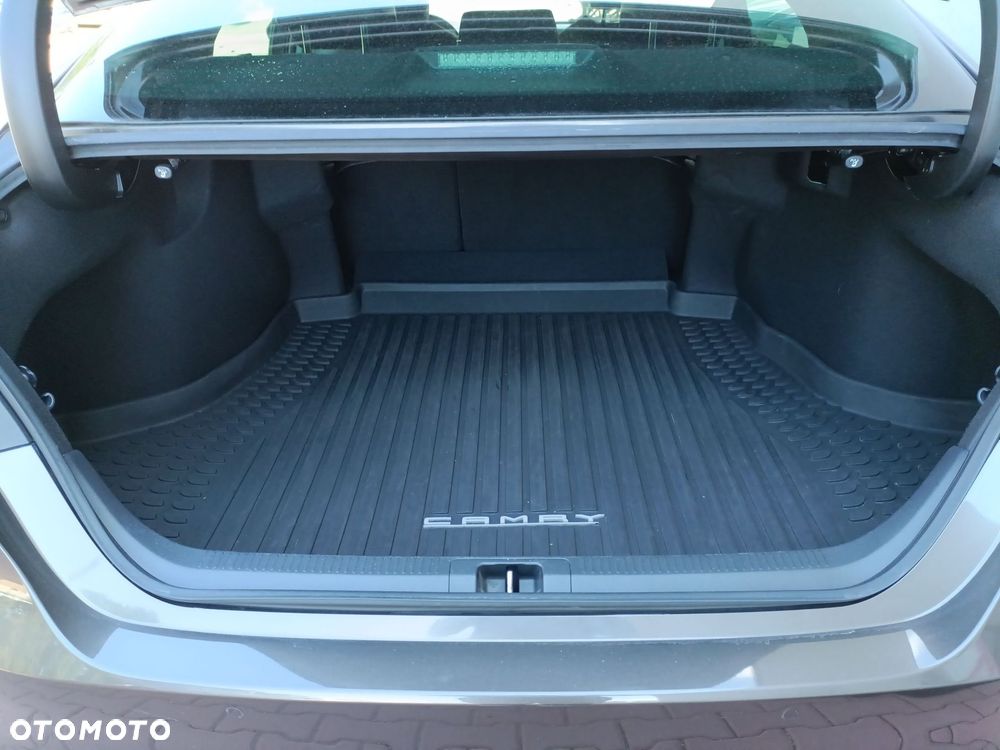 Toyota Camry 2.5 Hybrid Executive CVT - 17