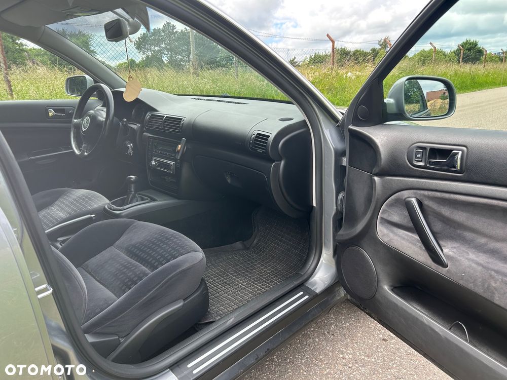 Volkswagen Passat 1.6 Comfortline - 12