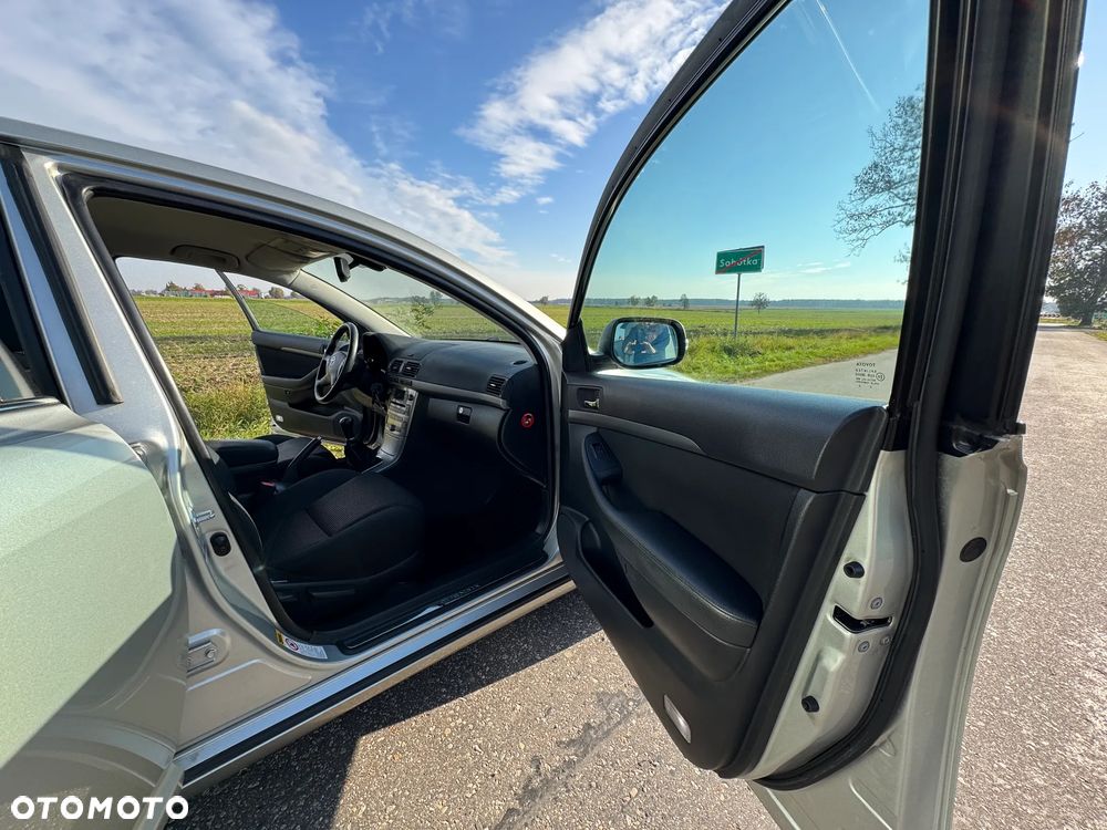 Toyota Avensis 1.8 VVT-i Sol Premium - 24