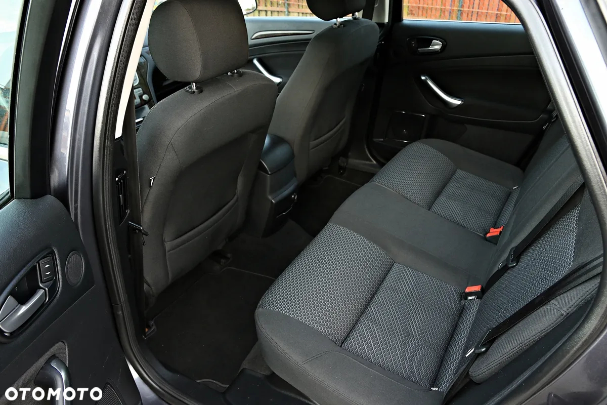 Ford Mondeo 2.0 Ghia - 33