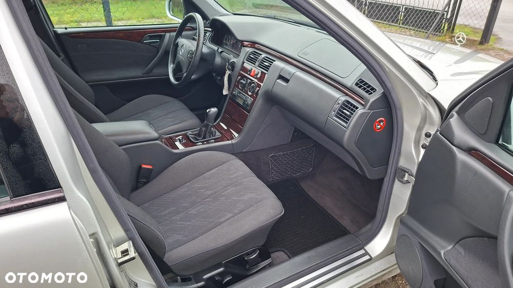 Mercedes-Benz Klasa E 270 CDI Classic - 17