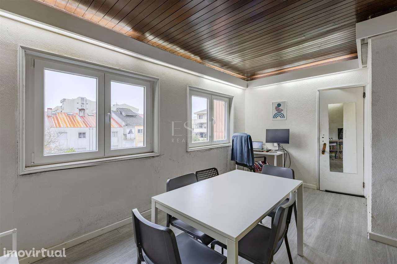 Apartamento T4 nas Antas, junto à Av. Fernão de Magalhães - Grande imagem: 4/21