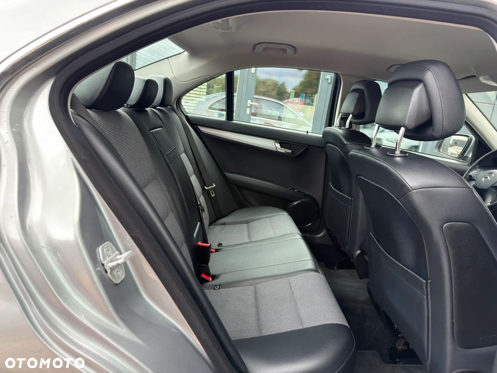 Mercedes-Benz Klasa C 180 CGI BlueEFFICIENCY Avantgarde - 14