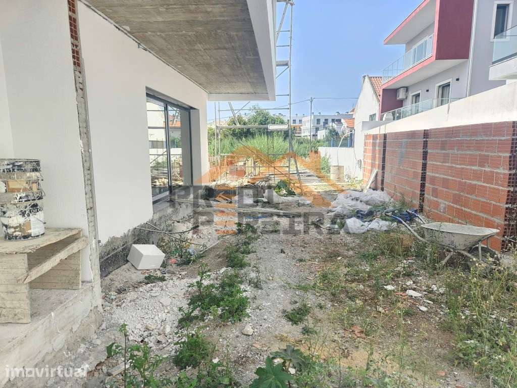 Moradia T4 em fase de construção, situada no Bairro Casal São Sebas... - Grande imagem: 3/28
