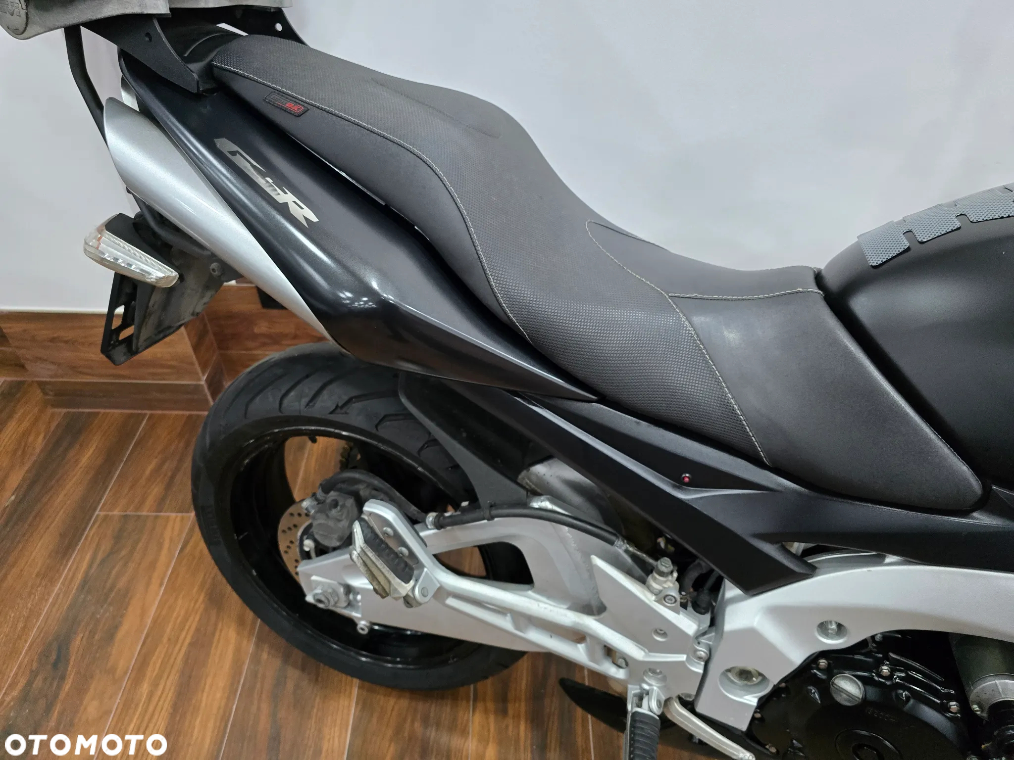Suzuki GSR - 10