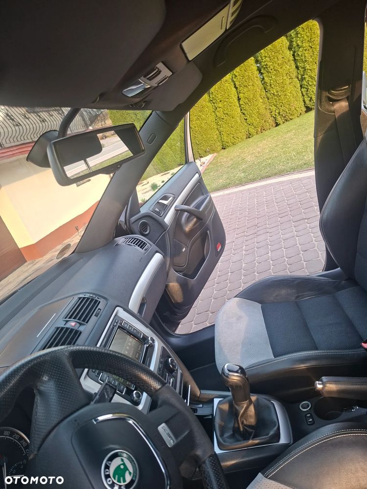 Skoda Octavia 2.0 TDI CR DPF RS - 23