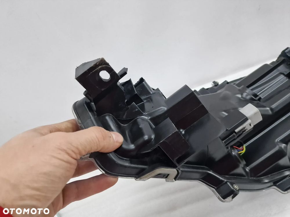 TOYOTA COROLLA E21 18- LEWA / PRAWA ZWYKŁA LAMPA PRZEDNIA PRZÓD SOCZEWKA , NR 81110-02T31-00 / 81150-02T31 / 81150-02T31-00 , NR AUKCJI LA372 - 8