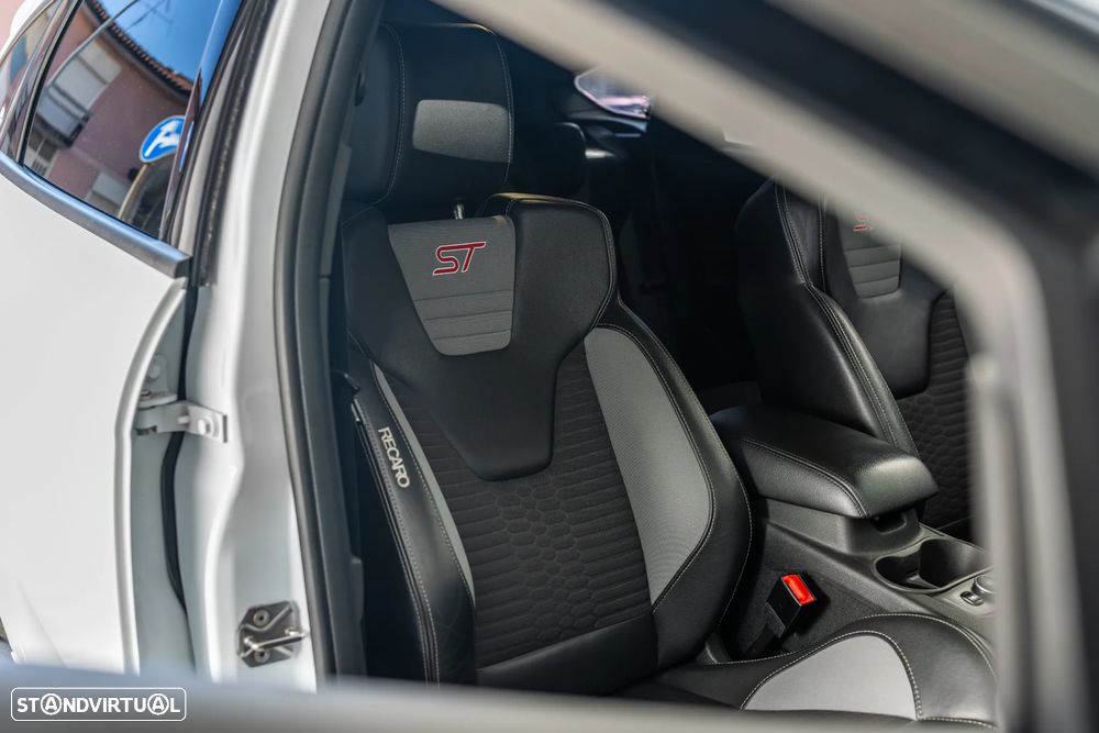 Ford Focus 2.0 EcoBoost ST c/ Pack Pele Desportiva - 10