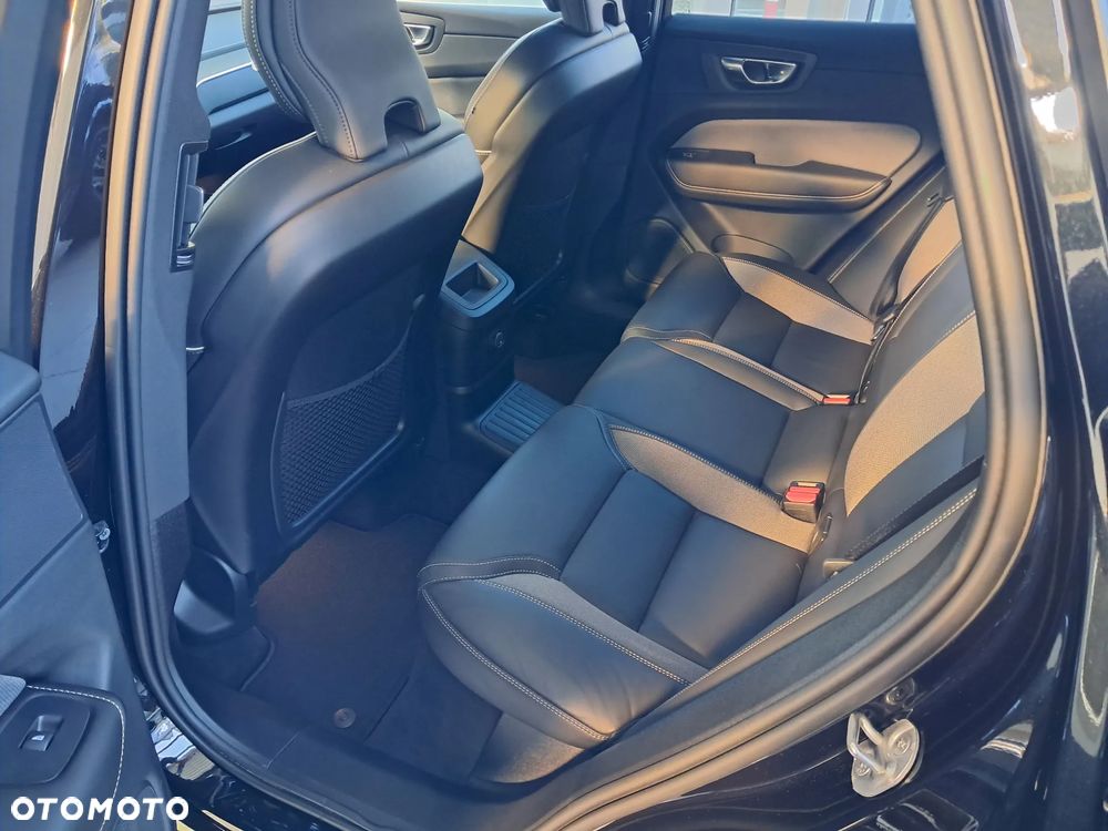 Volvo XC 60 T6 Plug-In Hybrid AWD Ultra Black Edition - 13