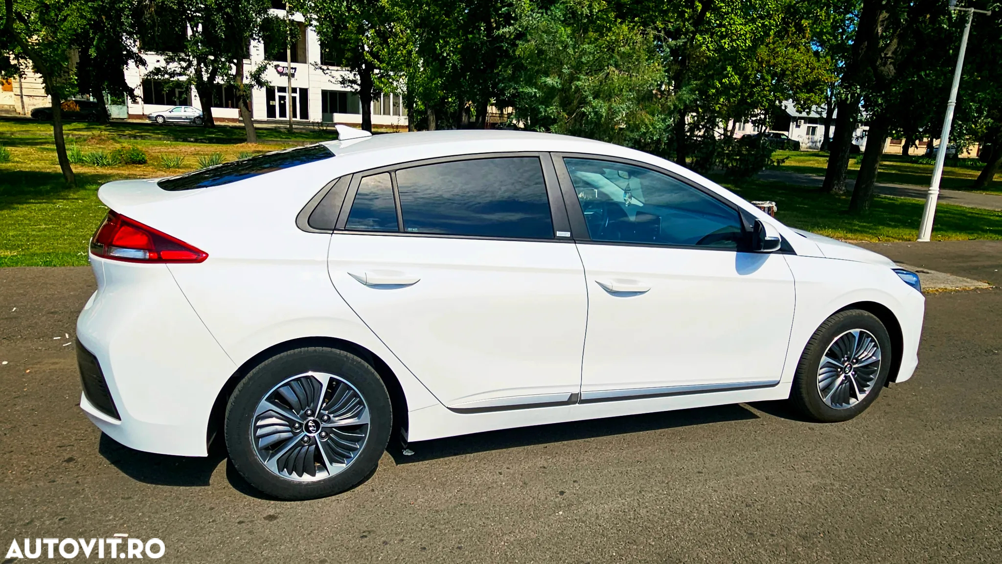 Hyundai IONIQ - 13