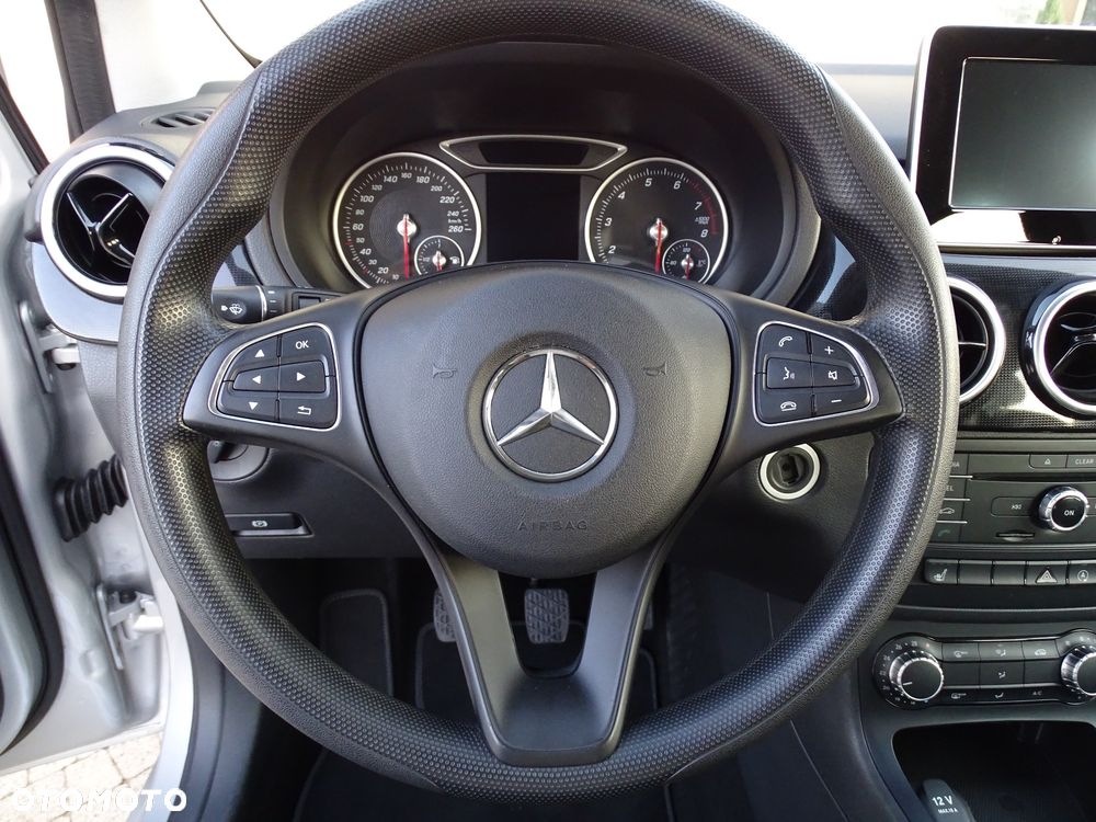 Mercedes-Benz Klasa B 180 Edition - 17