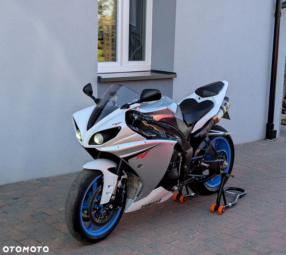 Yamaha R1 - 4