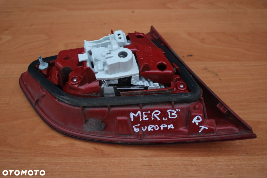 LAMPA W KLAPĘ PRAWA TYLNA OPEL MERIVA B EUROPA - 2
