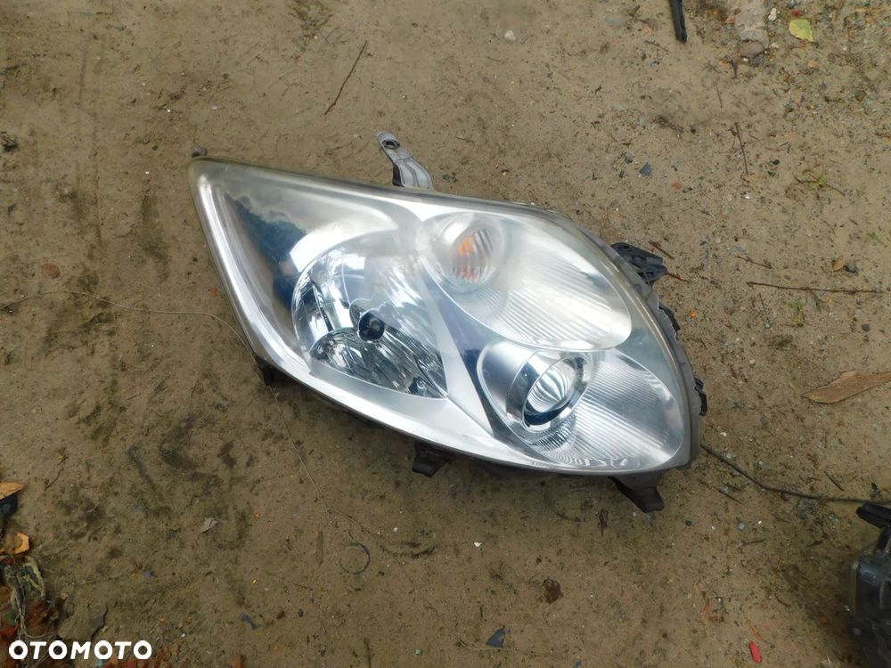toyota auris lampa prawa UK WYSYŁKA - 1