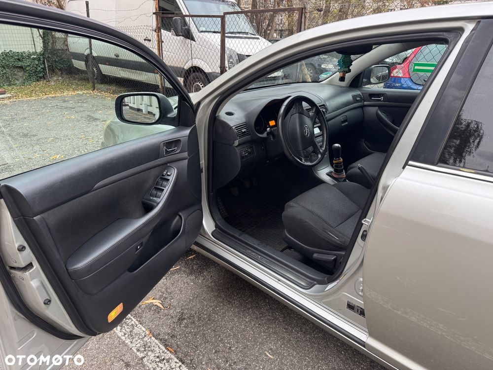 Toyota Avensis - 10