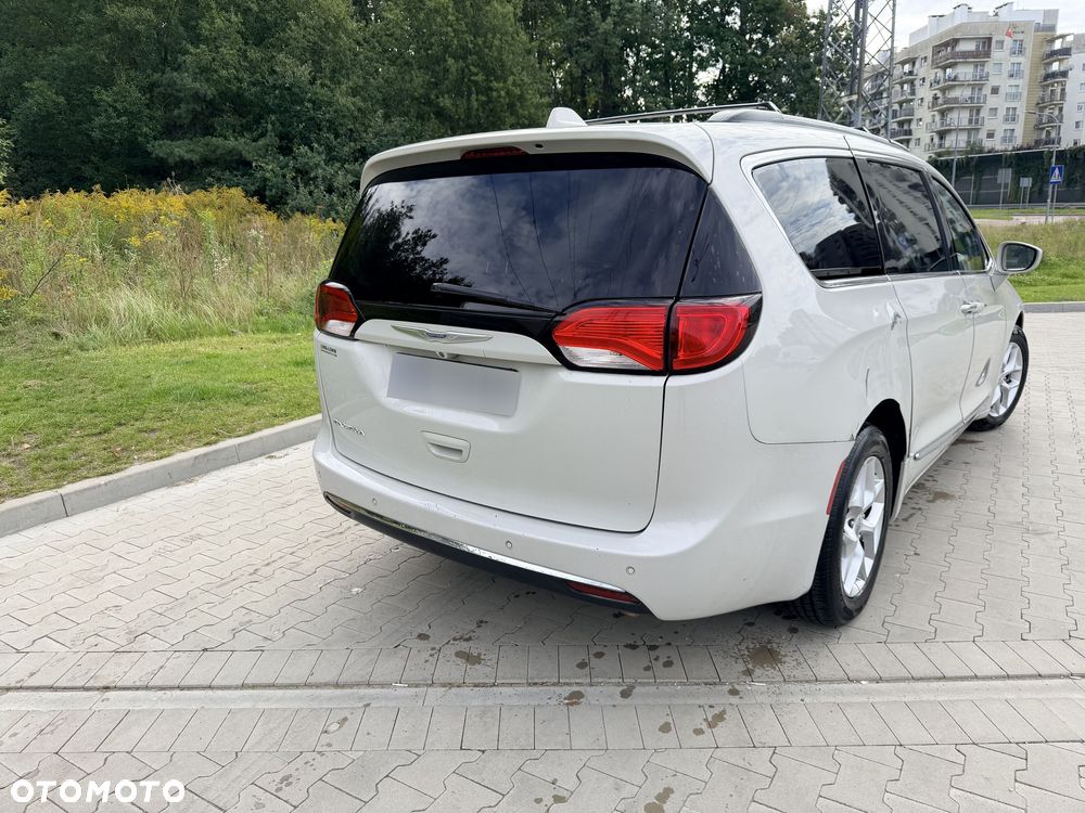 Chrysler Pacifica - 16