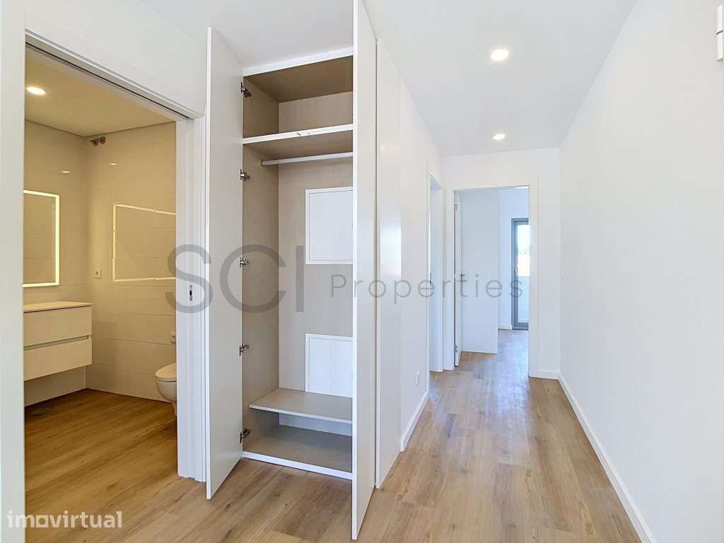 Apartamento T2+1 duplex, com varandas, na Quinta do Conde - Grande imagem: 3/43
