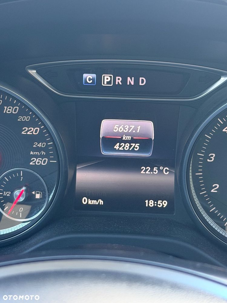Mercedes-Benz GLA 250 4Matic 7G-DCT - 17