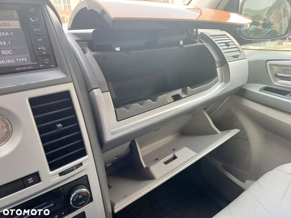 Chrysler Town & Country - 23