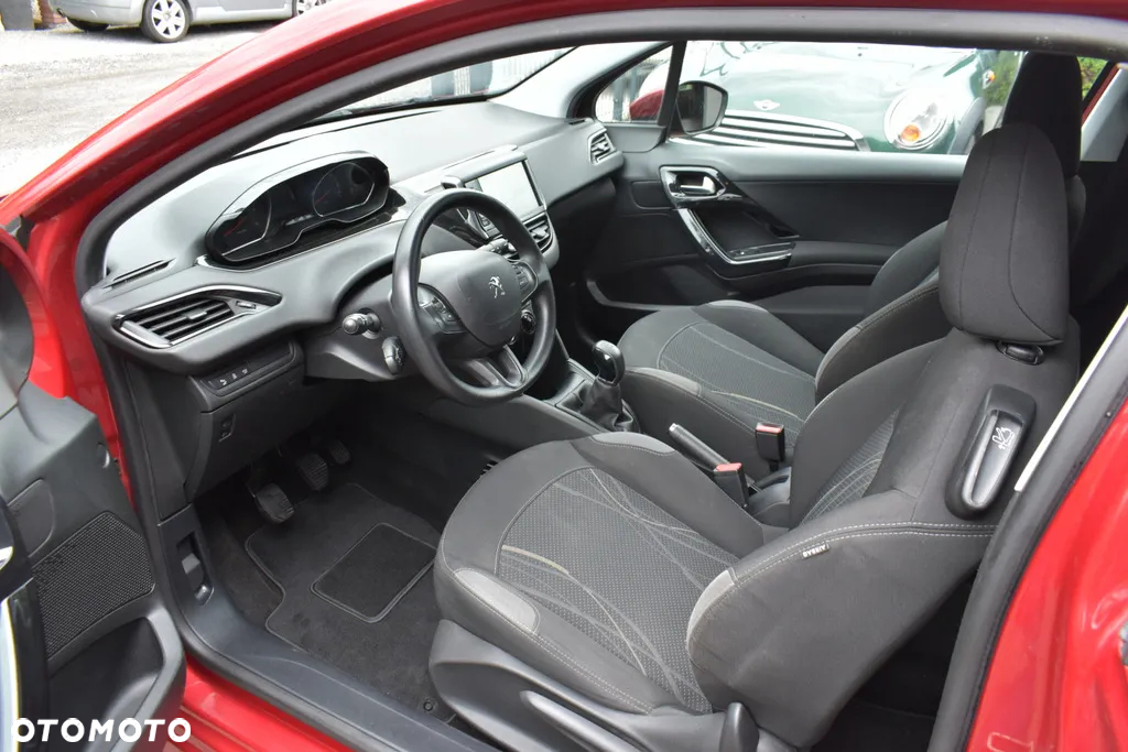 Peugeot 208 - 8