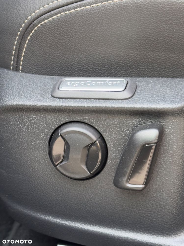 Volkswagen Passat 1.6 TDI SCR DSG Conceptline - 24