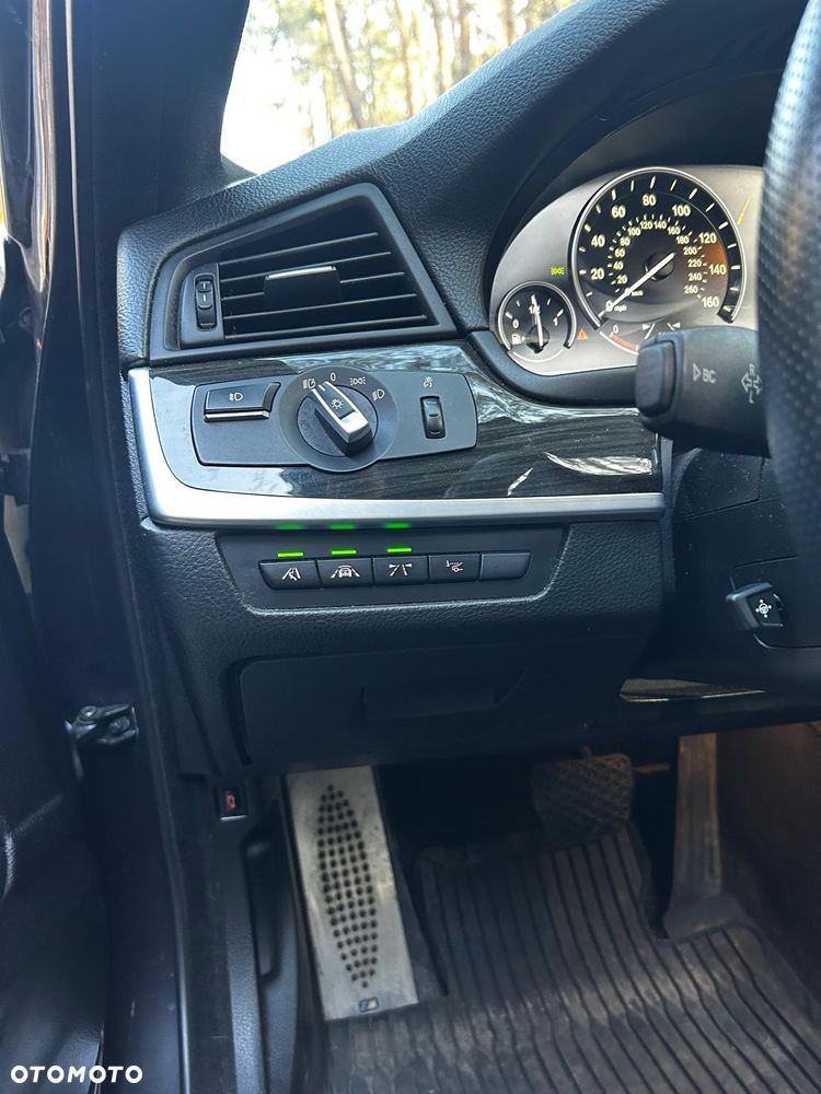 BMW Seria 5 550i - 11