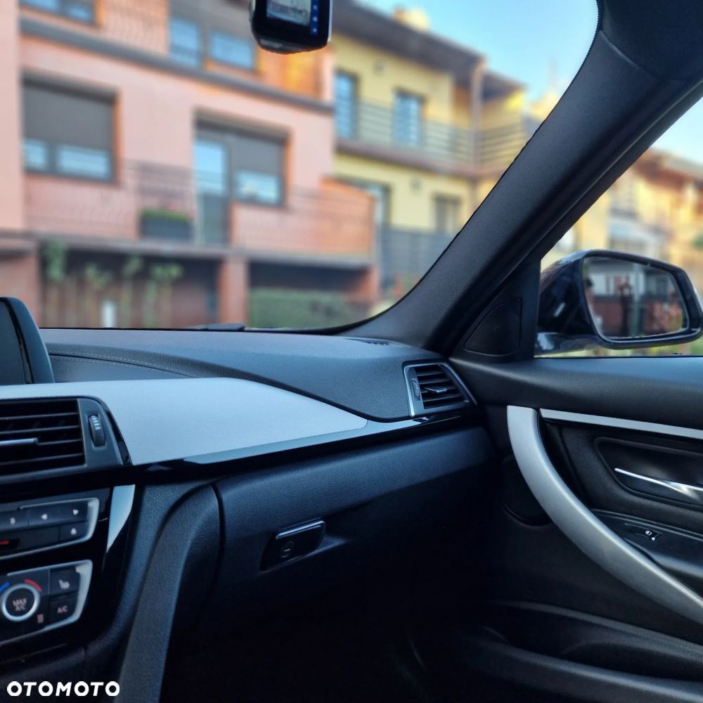 BMW Seria 3 330i xDrive M Sport - 22