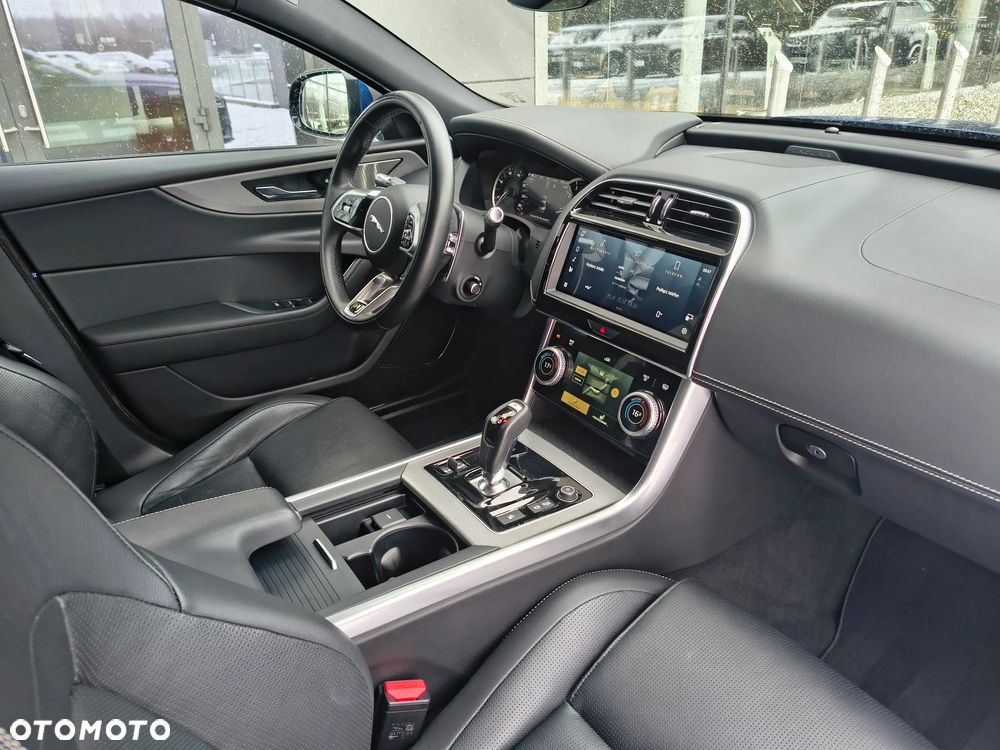 Jaguar XE 2.0 P300 AWD R-Dynamic S - 19