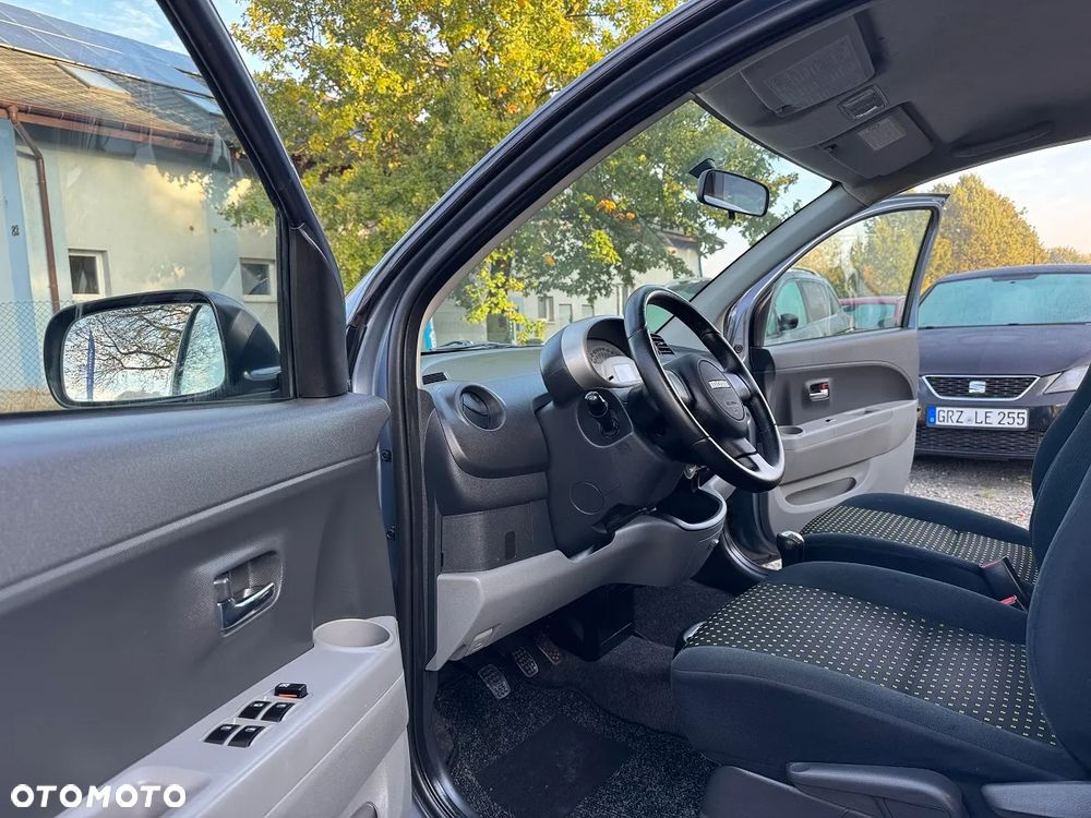 Daihatsu Sirion - 18