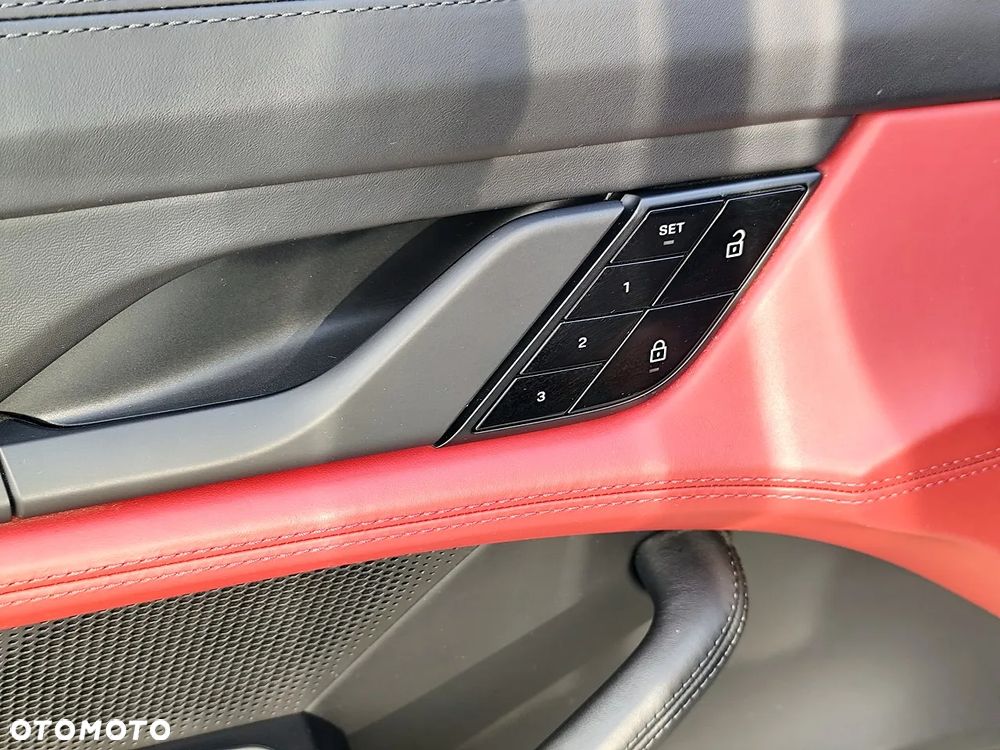 Porsche Taycan Turbo - 18