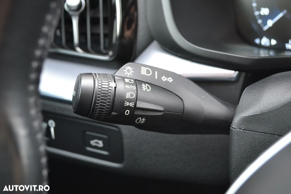 Volvo XC 60 B4 D AWD Geartronic Momentum Pro - 13