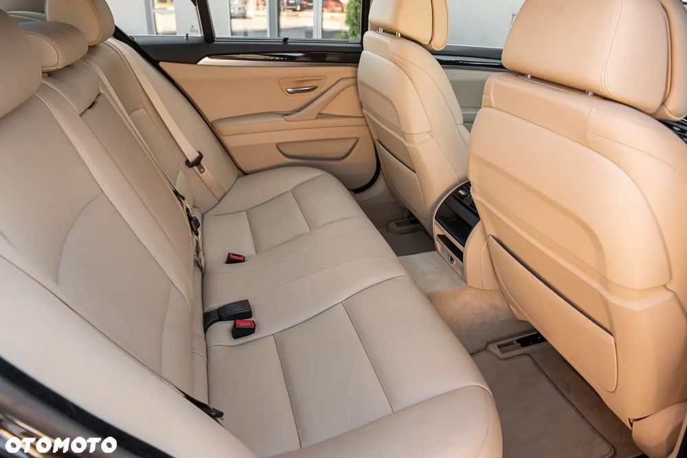BMW Seria 5 525d Sport-Aut Luxury Line - 9