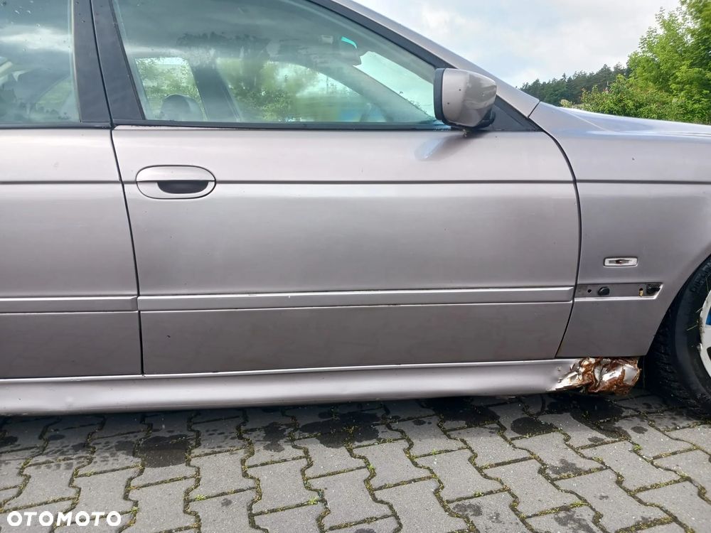 BMW E39 Lift M pakiet 3.0 diesel maska drzwi prawe lewe szyba zderzak błotnik klamka lusterko Aspensilber Mettalic 339/7 skrzynia automat GS20 szyba podsufitka z szyberdachem fotele skórzane mcpersony belka bak pompka paliwa panel hak czujniki parkowania lampa pompka paliwa pływak przewody most półoś wał dyfer belka sanki listwa osłona atrapa NA CZĘŚCI WSZYSTKIE CZĘŚCI - 10