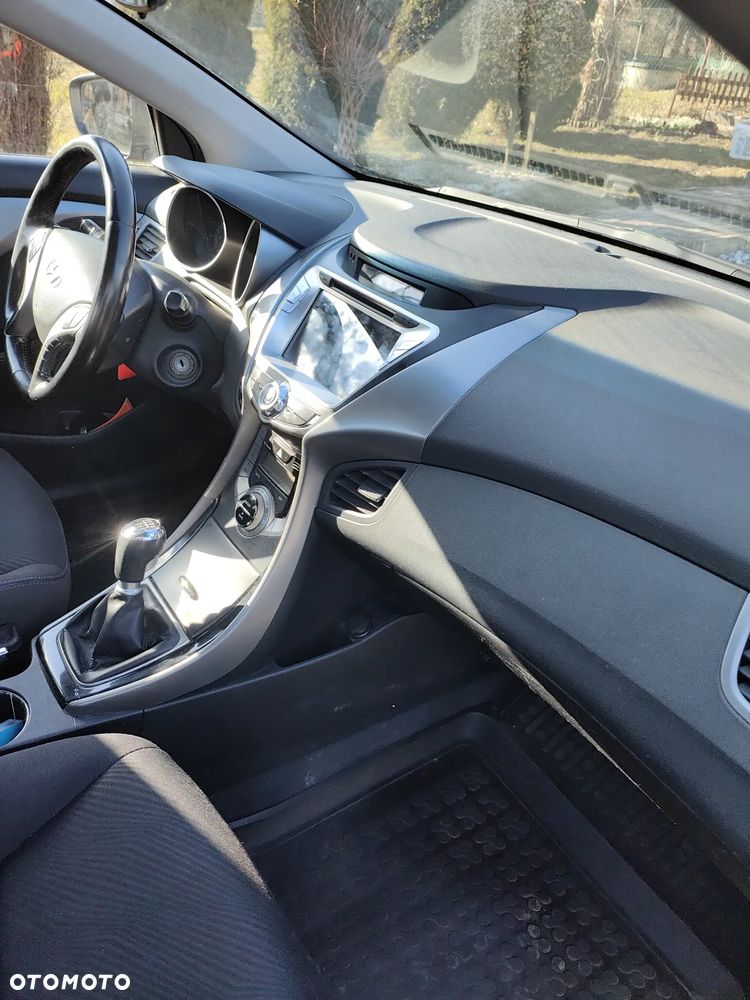 Hyundai Elantra 1.6 Comfort - 24