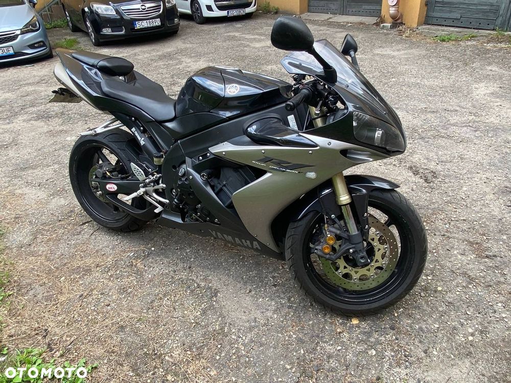 Yamaha R1 - 1