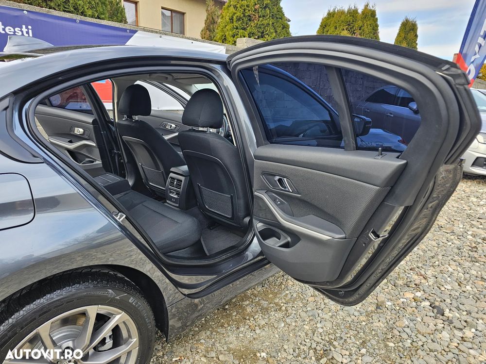 BMW Seria 3 320d Aut. M Sport - 31