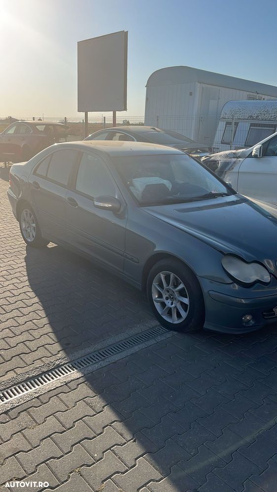 Dezmembram Mercedes C Class 2.2 diesel din 2006 - 1